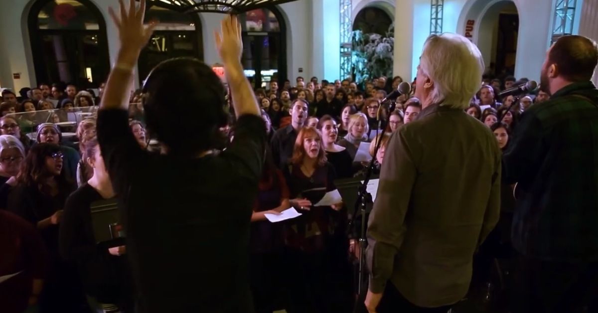 David Byrne leads a flash choir in an amazing rendition of Bowie's "Heroes"