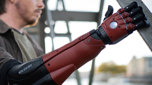 Amputee gets a Venom Snake bionic arm that looks bad ass