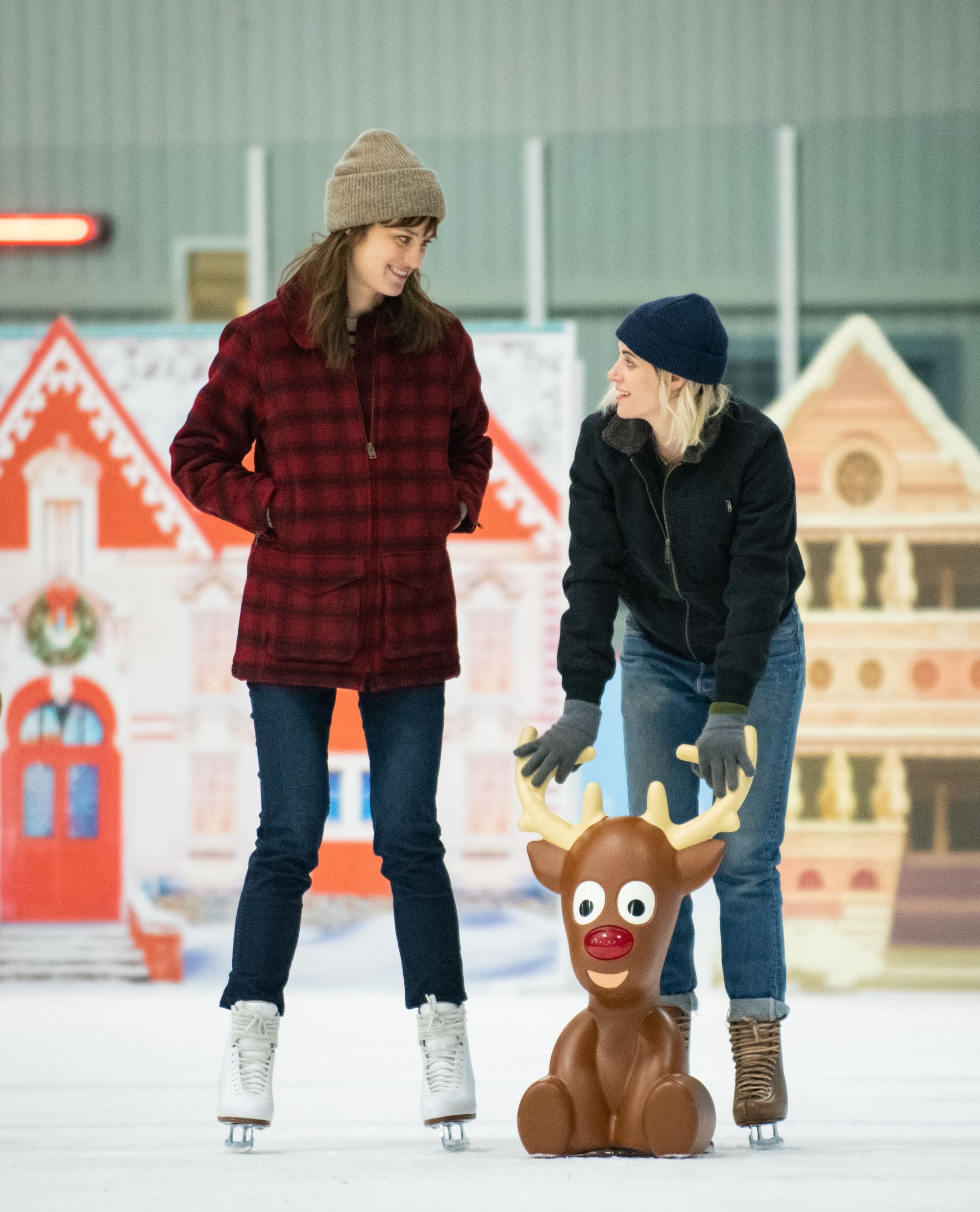 Kristen Stewart and Mackenzie Davis in Happiest Season